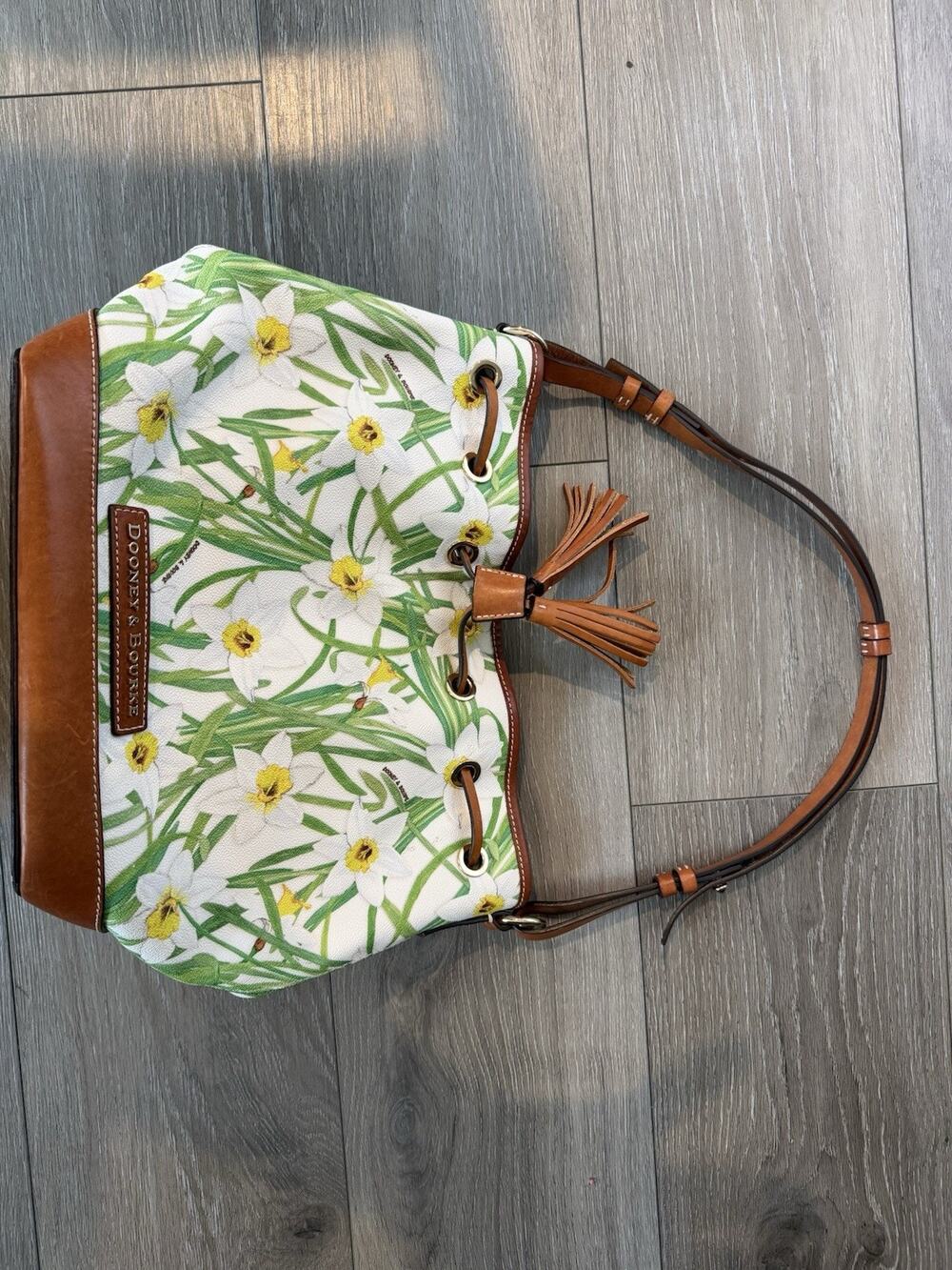 Dooney Bourke white daffodil drawstring shoulder bag EXCELLENT Botanical